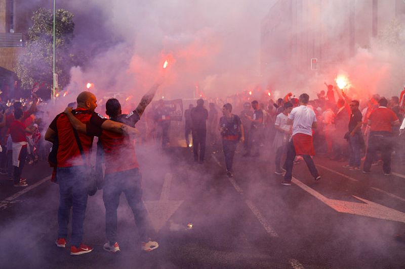 Cổ động viên Sevilla FC trong trận derby Seville