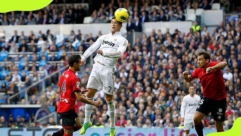 Cristiano Ronaldo bật cao ghi bàn