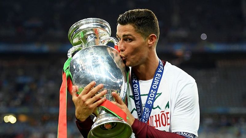 Cristiano Ronaldo trong màu áo đội tuyển Bồ Đào Nha