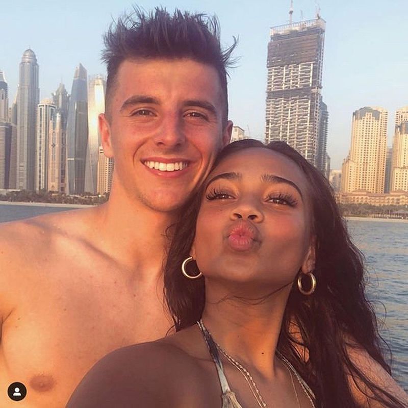 Mason Mount và Chloe Wealleans-Watts