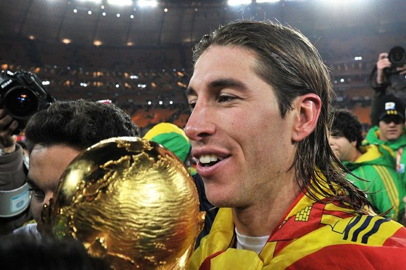 Sergio Ramos ăn mừng chiến thắng World Cup 2010 cùng Tây Ban Nha