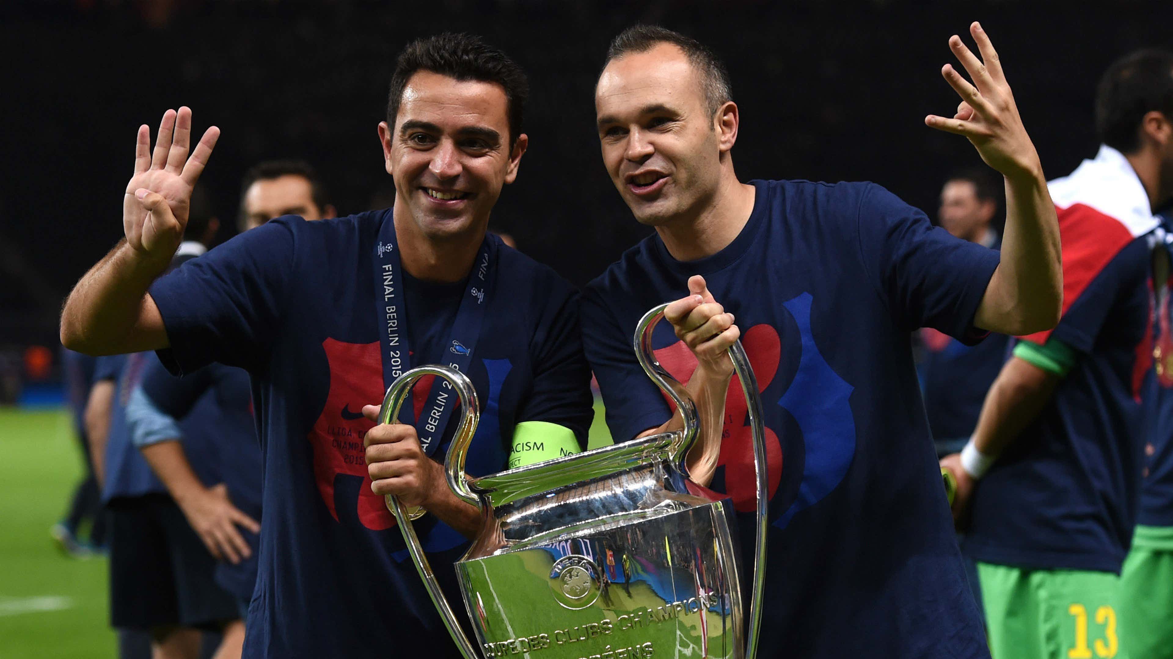 Xavi và Iniesta cùng ăn mừng